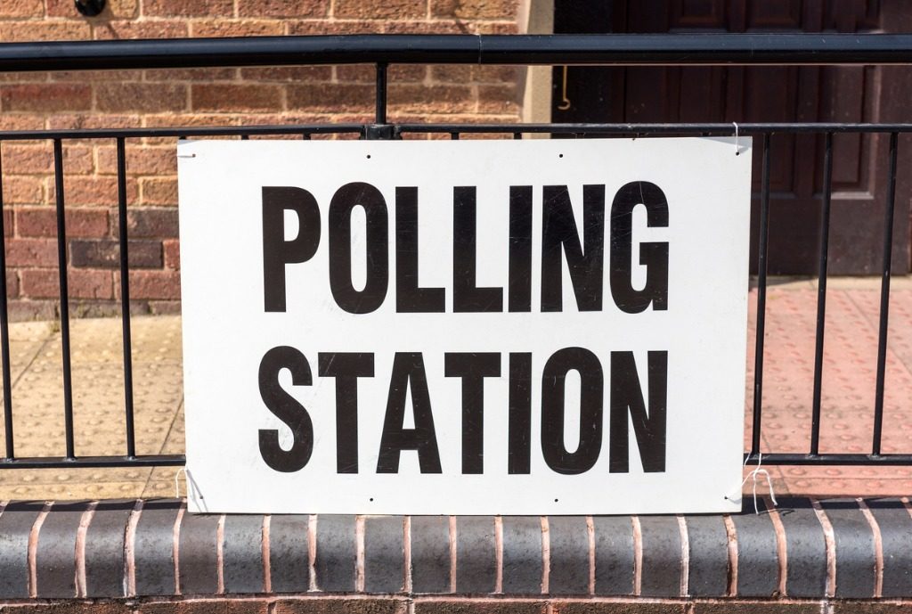 election-polling-station-sign-picture-id528498100