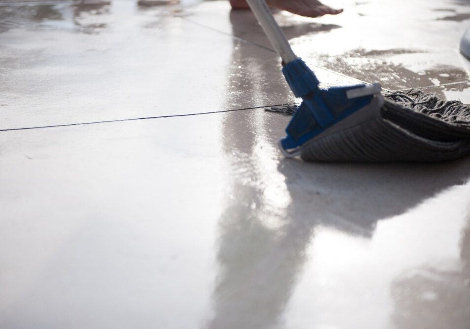 cleaning-wet-floor-picture-id510202393