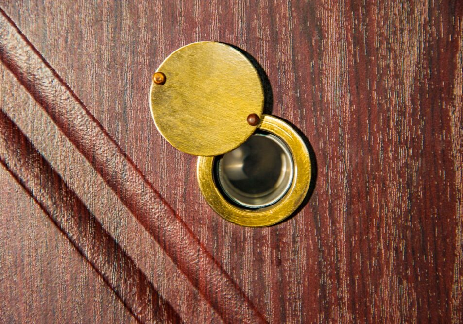peephole-on-wooden-door-judas-hole-spyhole-picture-id879931370